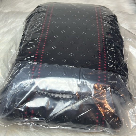 NWT Victoria’s Secret Sherpa Plush Fleece Blanket Black & White 50” x 60” - Picture 2 of 8